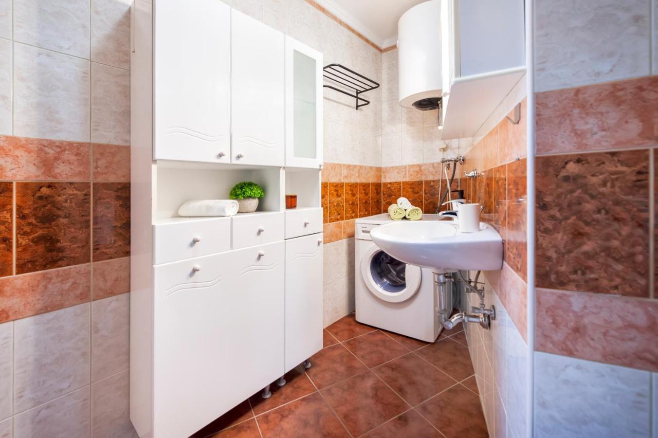 Ap Downtown Apartment 罗维尼 外观 照片